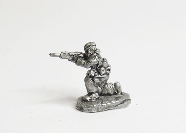 Kneelng -  frng SLR -  beret